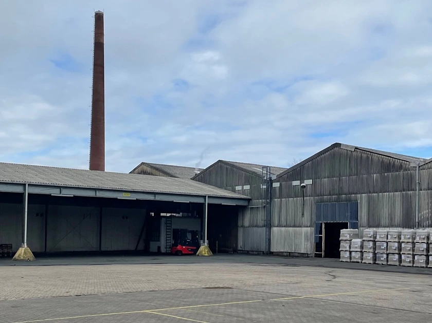 Lagerhallen und Schornstein auf dem Steingut-Areal