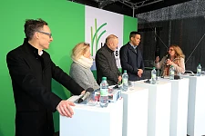 (v.l.): Thorsten Harder (BSAG-Vorstand), Martina Seifert (CDU, Verkehrsausschuss Beirat Huchting), Christian Schlesselmann (Ortsamtsleiter Huchting), Rick Graue (Leitung Amt für Straßen und Verkehr) und Özlem Ünsal (Bremens Mobilitätssenatorin) 
