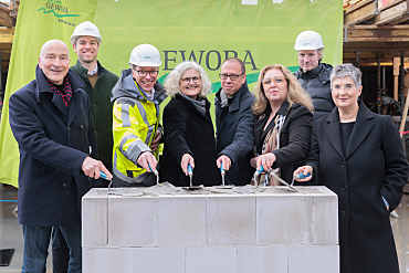 Grundsteinlegung für einen Neubau im Q45 von Gewoba-Vorstand, Bausenatorin Ünsal und Senatsbaudirektorin Reuther