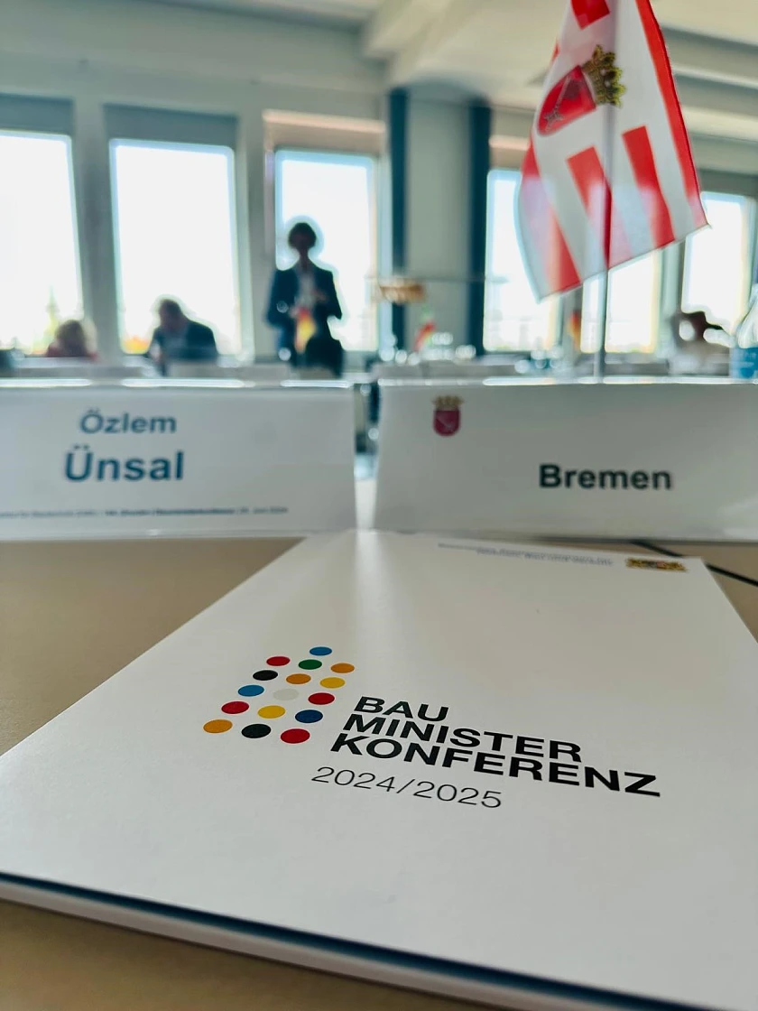 Logo der Bauministerkonferenz auf Schreibmappe