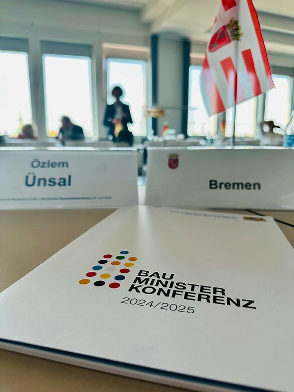 Logo der Bauministerkonferenz auf Schreibmappe