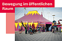 Das Foto zeigt das Zelt der Circusschule JOKES e.V. am Standort Kornstraße mit verkleideten Menschen davor