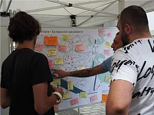 Foto von drei Menschen im Gespräch