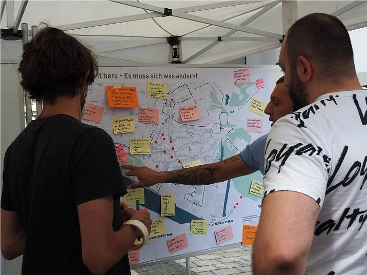 Foto von drei Menschen im Gespräch