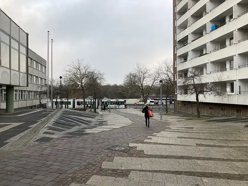 Die Gorsemannstraße im unteren Abschnitt zwischen den beiden Gebäuden an deren Rand