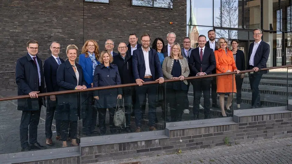 Gruppenfoto der Teilnehmenden der Verkehrsministerkonferenz am 5.5.2022 in Bremen