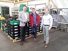 Senator Joachim Lohse (l.) mit den Geschäftsführern des Naturkostkontors Martin Clausen (m.) und Knut Schäper
