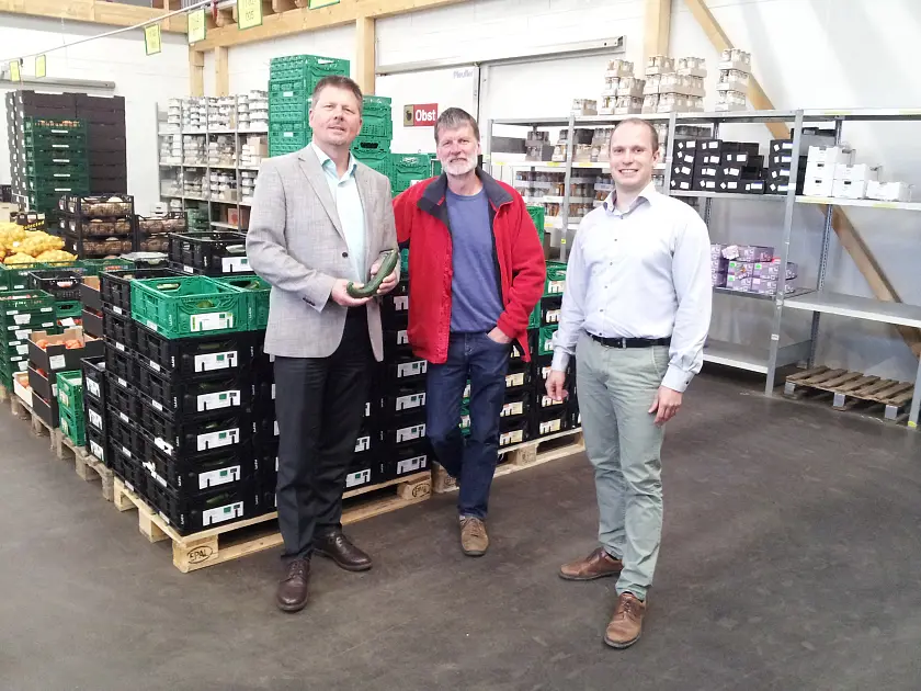 Senator Joachim Lohse (l.) mit den Geschäftsführern des Naturkostkontors Martin Clausen (m.) und Knut Schäper