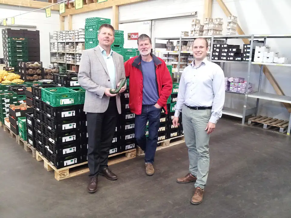 Senator Joachim Lohse (l.) mit den Gesch&auml;ftsf&uuml;hrern des Naturkostkontors Martin Clausen (m.) und Knut Sch&auml;per