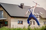 Bauherr macht Luftsprung vor Neubauhaus