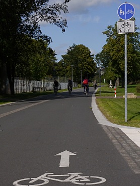 Radfahrer*innen auf dem neuen Radweg in den Neustadtswallanlagen