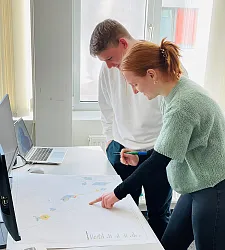 Zwei Praktikanten bei der Arbeit in der Abteilung für Stadtentwicklung im Bremer Bauressort