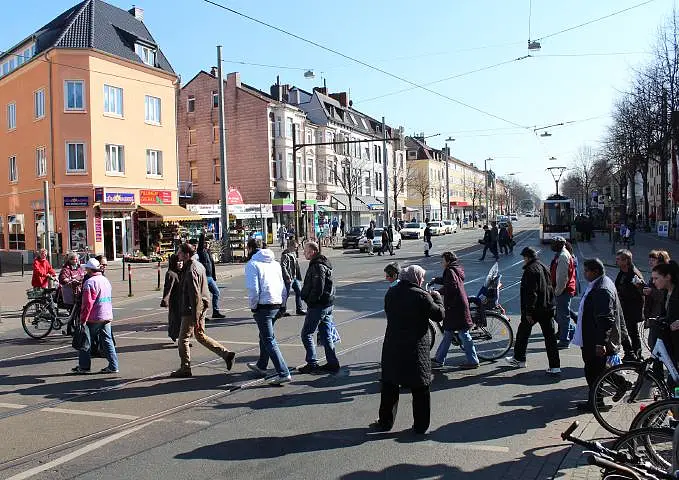 Straßenszene im Bereich Gröpelinger Heerstraße / Lindenhofstraße; Menschen queren die Straße