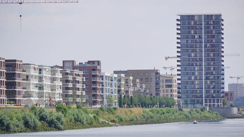Bebauung in der Überseestadt vom Wasser aus