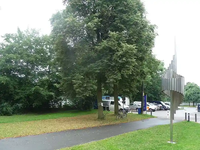 &Uuml;bergang von Parkplatz zur Gr&uuml;nfl&auml;che im Jahre 2008