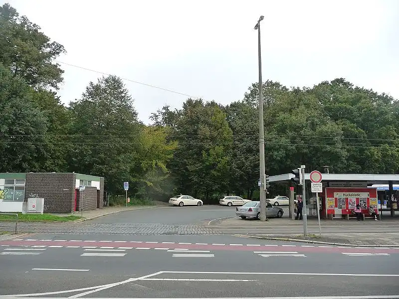 Die Zufahrt in die Umsteigeanlage f&uuml;r Busse im Jahre 2011