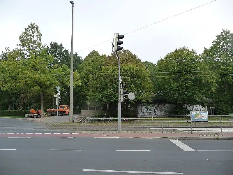 Das abgebrochene Spielhaus im Schnittpunkt von Umsteigeanlage und Park