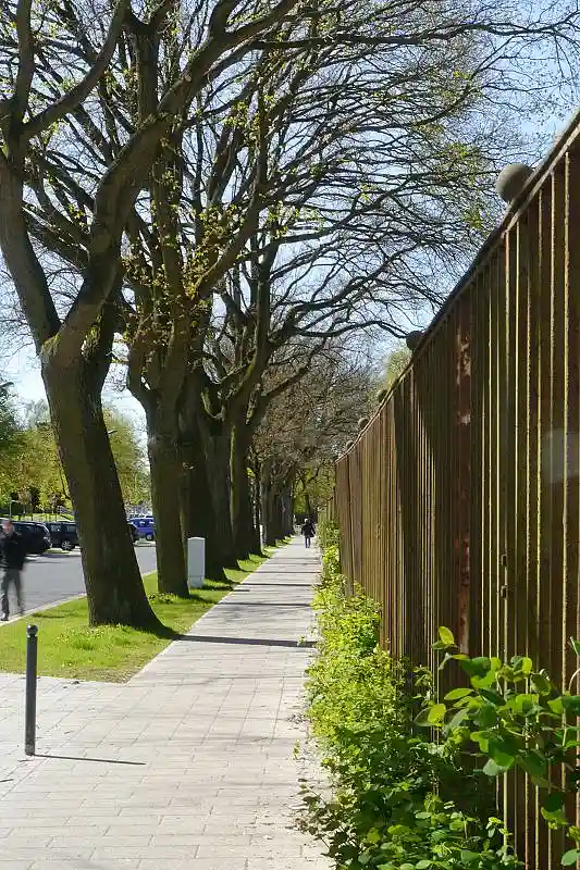 Neuer Gehweg auf westlicher Seite