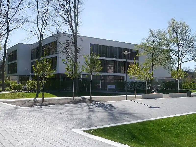 Die neu angelegte Gr&uuml;nfl&auml;che (Blickrichtung Activo)