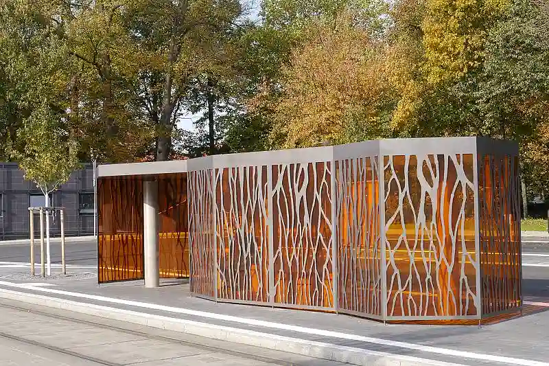 Fahrgastunterstand vor herbstlichem Park