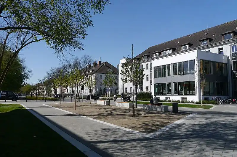 Die neu angelegte Gr&uuml;nfl&auml;che (Blickrichtung Roland-Klinik)