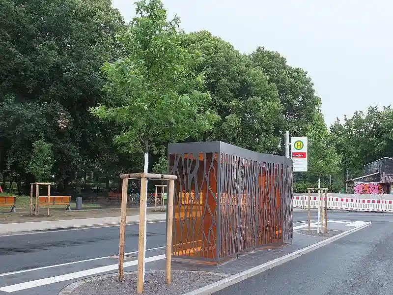 Kleiner Unterstand auf Busbahnsteig