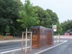 Kleiner Unterstand auf Busbahnsteig