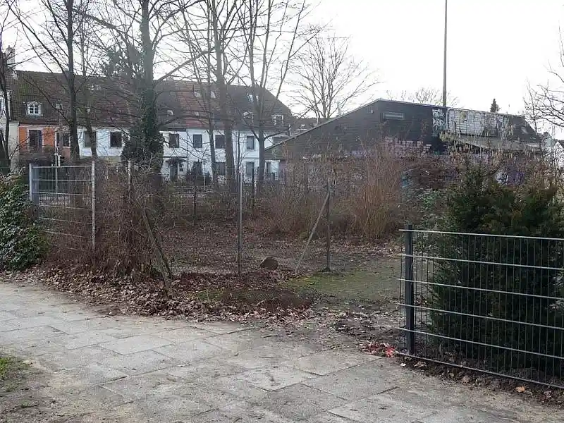 Wildnis und Restgr&uuml;n am Spielhaus