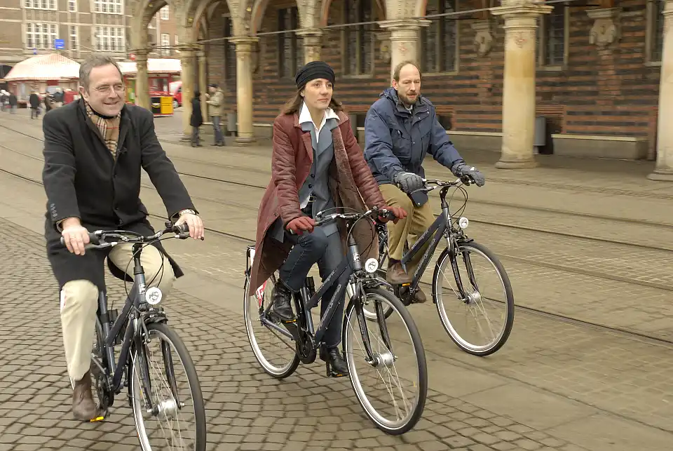 Der damalige Bausenator Dr. Reinhard Loske mit der Evangelischen Kirchentags-Generalsekret&auml;rin Ellen Uebersch&auml;r und dem Bundesvorsitzenden des Allgemeinen Deutschen Fahrrad-Club Karsten H&uuml;bener. Quelle: H. Grundey