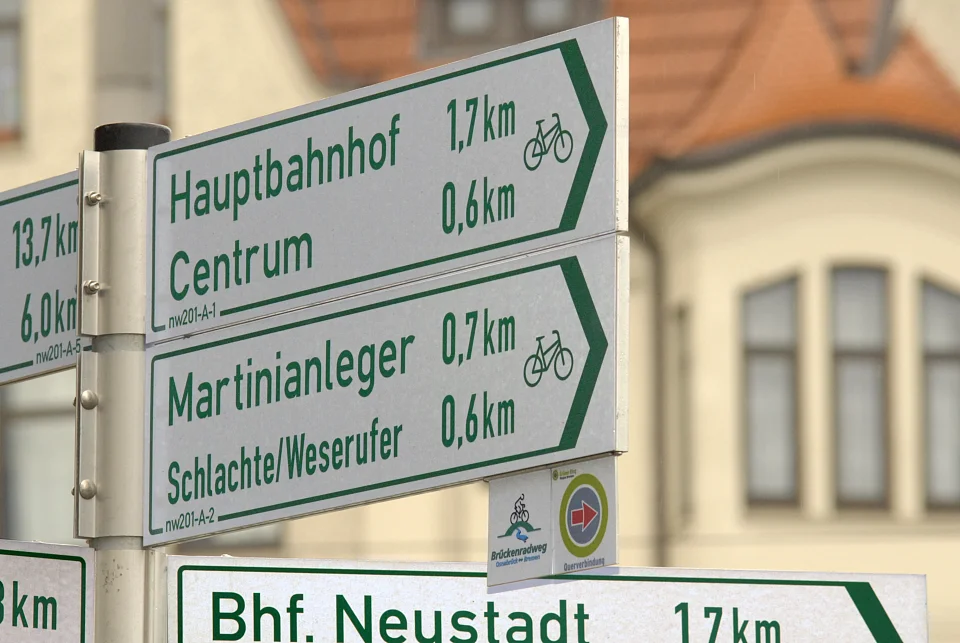 Die Wegweiser zeigen immer die Entfernung zum n&auml;chsten Ziel und ein &bdquo;Fernziel&ldquo;. Quelle: H. Grundey