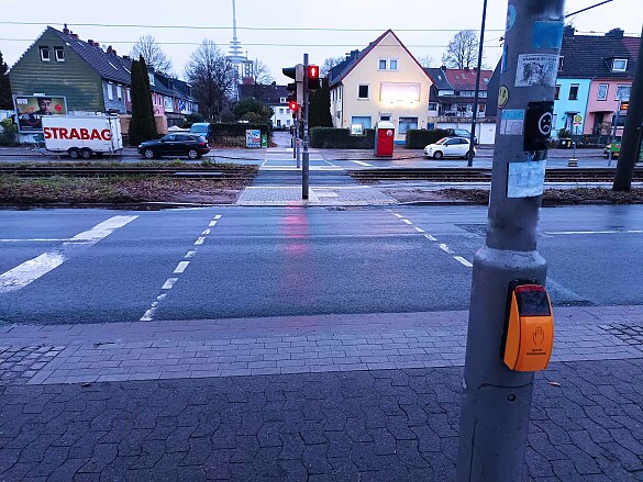 Die Querung nach den baulichen Anpassungen wie Pflasterwechsel, Bordsteinabsenkungen und Verlegung von Noppen-Rillen-Platten für Sehbeeinträchtige. 