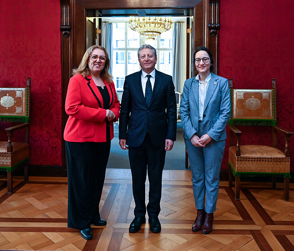 Bremens Senatorin für Bau, Mobilität und Stadtentwicklung, Özlem Ünsal (links) begrüßte den Generalkonsul der Republik Türkiye in Hannover, Yusuf Arikan, sowie Vizekonsulin Ezgi Ertan Bayram. 