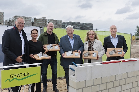 Beteiligte der Grundsteinlegung für 41 neue Mietwohnungen in der Gartenstadt Werdersee