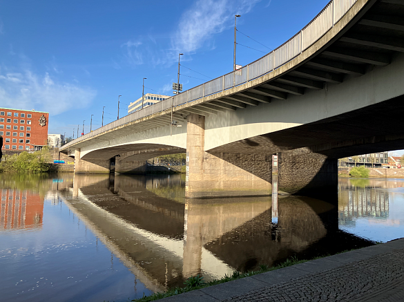 Blick vom Weserufer auf die Wilhelm-Kaisen-Brücke