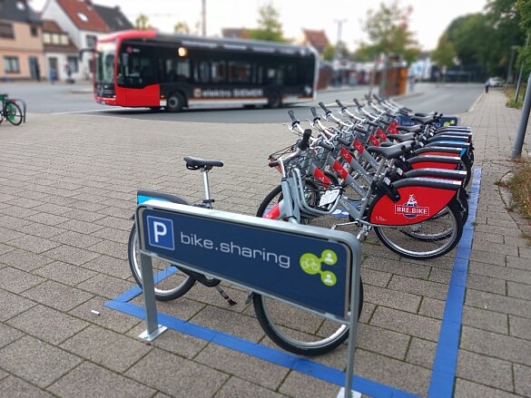 Blick auf eine Bre.Bike-Station mit abgestellten Rädern in Huckelriede