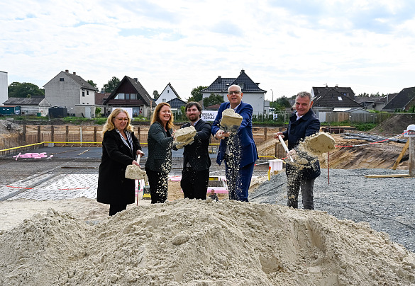 Spatenstich für die Grundschule im Dillener Quartier: Senatorin für Bau, Mobilität und Stadtentwicklung Özlem Ünsal, Imke Tammeus (Schulleitung der Schule im Dillener Quartier), Patrick Müller (Stellvertretender Schulleiter der Schule im Dillener Quartier), Bürgermeister Andreas Bovenschulte und Bernd Botzenhardt (Vorsitzender Geschäftsführer der Brebau) (v.l.)