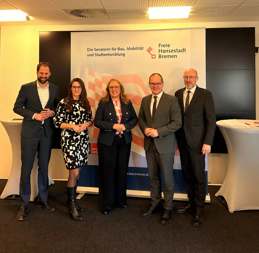 Beschlossen eine Erklärung zur Beschleunigung des Wohnungsbaus während des 3. Wohngipfels in Bremen (von links): Dr. Frederik Hogrefe (zuständiger Innenstaatssekretär Schleswig-Holsteins für das Bauen), Karen Pein (Senatorin für Stadtentwicklung und Wohnen der Freien und Hansestadt Hamburg), Bremens Bausenatorin Özlem Ünsal, Grant Hendrik Tonne (Niedersachsens Wirtschafts- und Bauminister), Christian Pegel (Minister für Inneres und Bau Mecklenburg-Vorpommern)