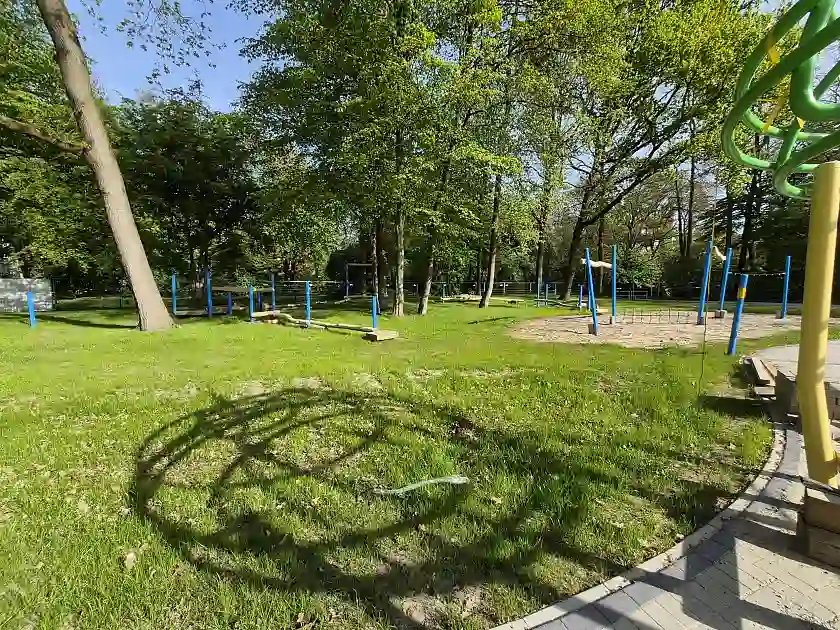 Spielgeräte auf Spielplatz Pollsdamm