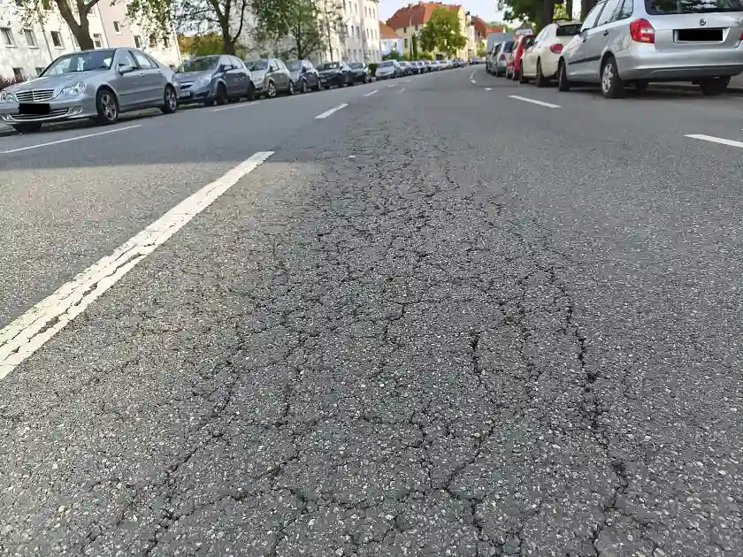 Straßenschäden in der Fahrbahndecke in der Fürther Straße