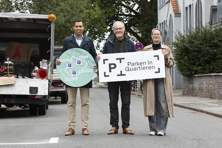 Start der Neuordnung des Parkens in der Neustadt West: ASV Leiter Rick Graue (v.l.), Staatsrat Dr. Ralph Baumheier und die stellvertretende Beiratssprecherin Vibke Martens informieren vor Ort in der Oderstraße über die ersten Markierungen