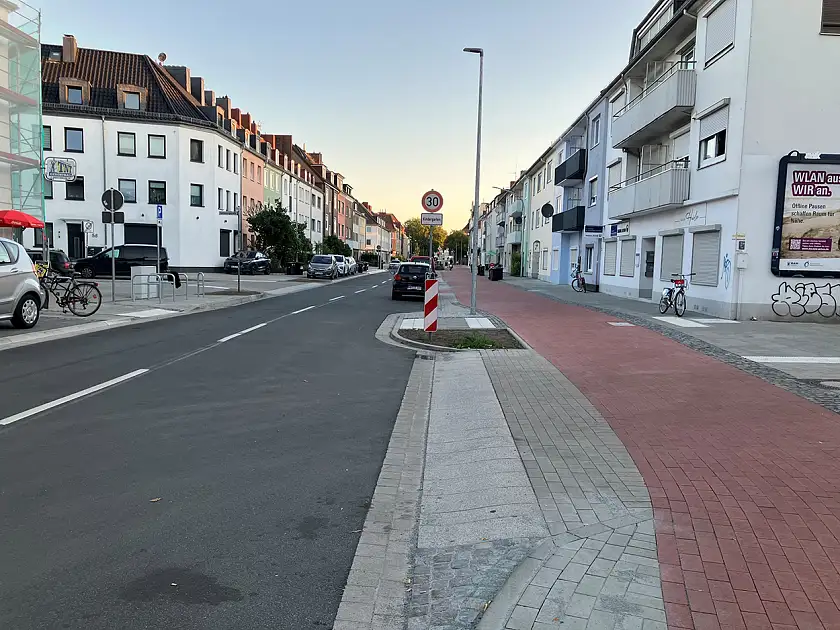 Neue Straßenraumaufteilung nach Sanierungsmaßnahmen im Steffensweg