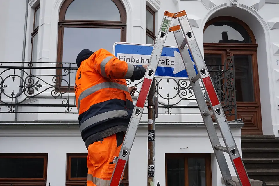 Fahrtrichtung ge&auml;ndert &ndash; damit der Autoverkehr nicht in die Feldstra&szlig;e ausweicht
