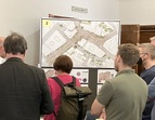 Mehrere Personen sehen einen Plan auf einem Bildschirm 
˜ Bildnachweis: Anke Wilms