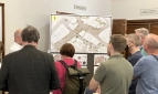 Mehrere Personen sehen einen Plan auf einem Bildschirm 
˜ Bildnachweis: Anke Wilms