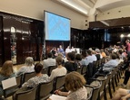 Mehrere Personen sitzen in der Glocke und sehen eine Präsentation 
˜ Bildnachweis: Anke Wilms