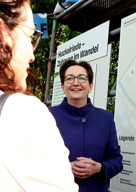 Bundesministerin Geywitz beim Besuch der Ausstellung "Huckelriede - Zuhause im Wandel"