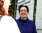 Bundesministerin Geywitz beim Besuch der Ausstellung Huckelriede - Zuhause im Wandel