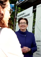 Bundesministerin Geywitz beim Besuch der Ausstellung Huckelriede - Zuhause im Wandel