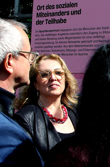 Senatorin &Uuml;nsal beim Besuch der Ausstellung