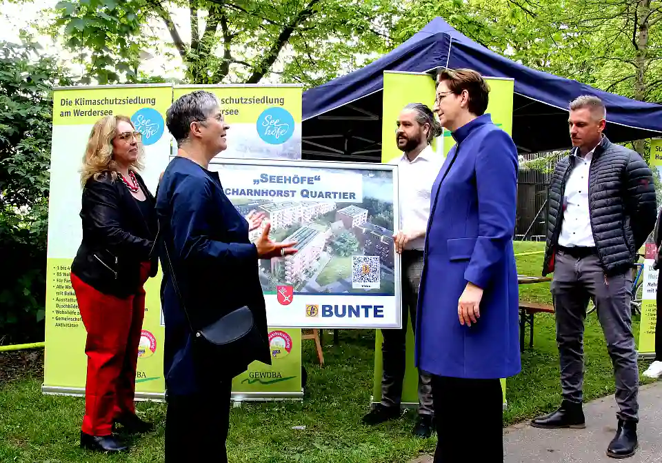 Bundesbauministerin Geywitz, Bausenatorin &Uuml;nsal, Senatsbaudirektorin Prof. Reuther und Beiratssprecher Osterkamp tauschen sich &uuml;ber das Bauprojekt "Seeh&ouml;fe" aus 
